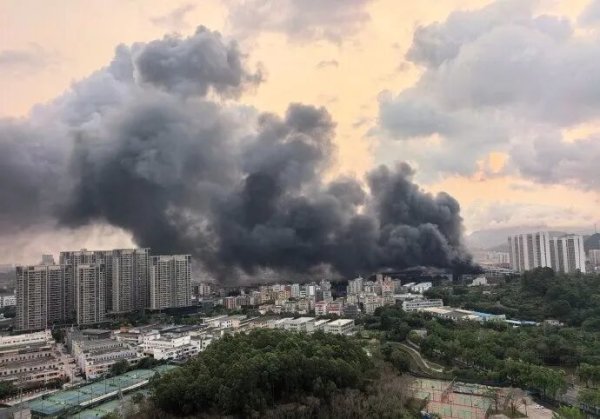 比亚迪回应坪山工厂起火：系试验及报废车辆停放区，火势已扑灭