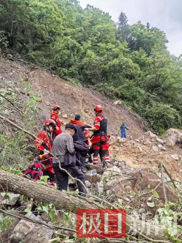 外省救援队驱车25小时，星夜驰援湖南石门受灾地区，队员席地而坐，中饭晚饭一起吃