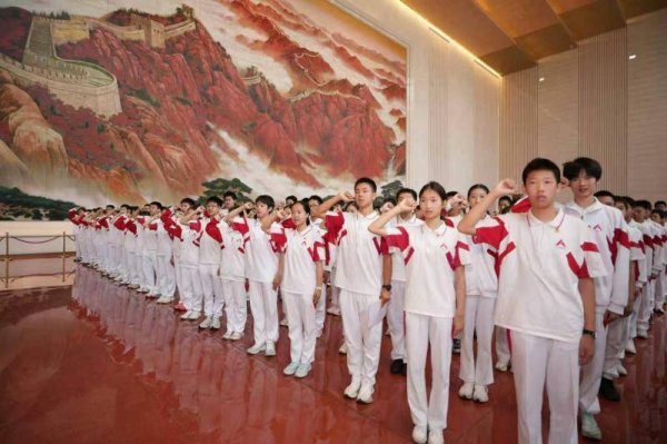 人大附中初二全体学生离队建团，党史展览馆里办“成长礼”