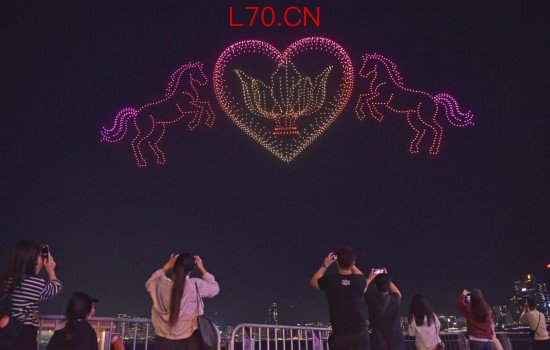 　　2月14日ETF投资服务平台，人们在香港湾仔海滨观看、拍摄无人机表演。新华社记者 陈铎 摄