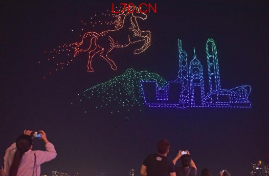 　　2月14日，人们在香港湾仔海滨观看、拍摄无人机表演。新华社记者 陈铎 摄
