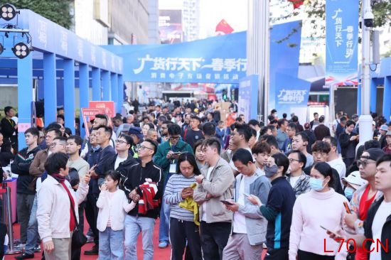 　　1月25日ETF投资服务网，“广货行天下”春季行动消费电子专场促销活动在深圳华强北举行。新华社发
