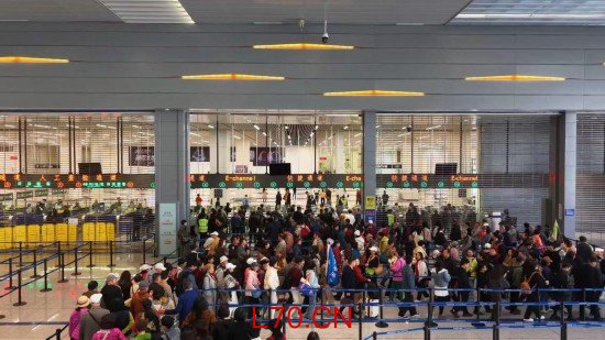 　　2月1日，旅行团经港珠澳大桥珠海公路口岸出境前往澳门。新华社发
