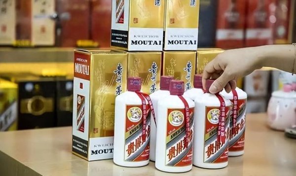 价格大跌、库存爆仓，白酒风光不再，年轻人早已不吃酒桌那套