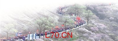 　“徒步百里祭英烈”活动当天，学生行走在蜿蜒山路上。许晓辉摄