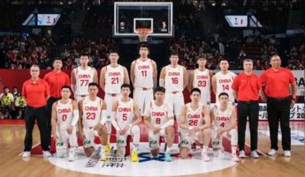 张镇麟留队！中国男篮大名单惹争议，周琦担任解说，没他中国队照样赢