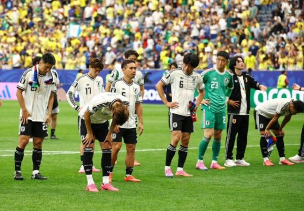 香港球迷穿日本球衣举日本国旗！被淘汰后集体合影 巴西球迷做手势嘲讽