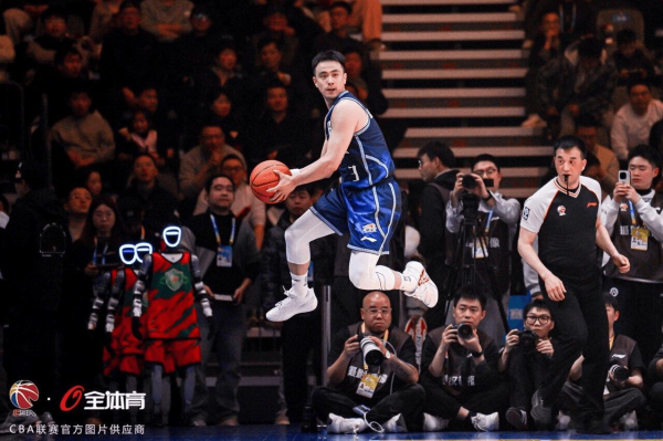 赵继伟晒照: 第8次全明星看到很多年轻面孔, 加油中国篮球