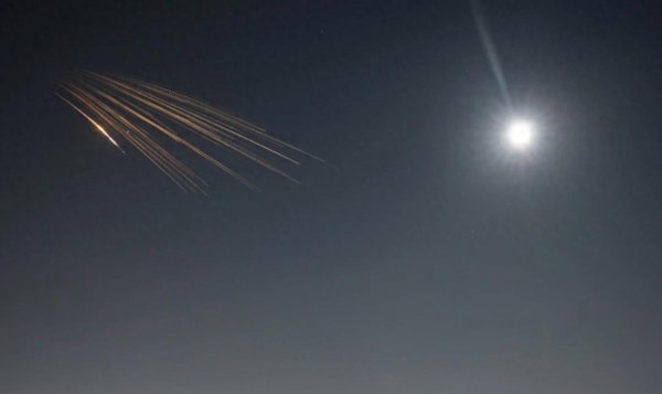 伊朗导弹藏集束弹, 空中散落大量炸弹砸向地面, 以色列防空吃紧